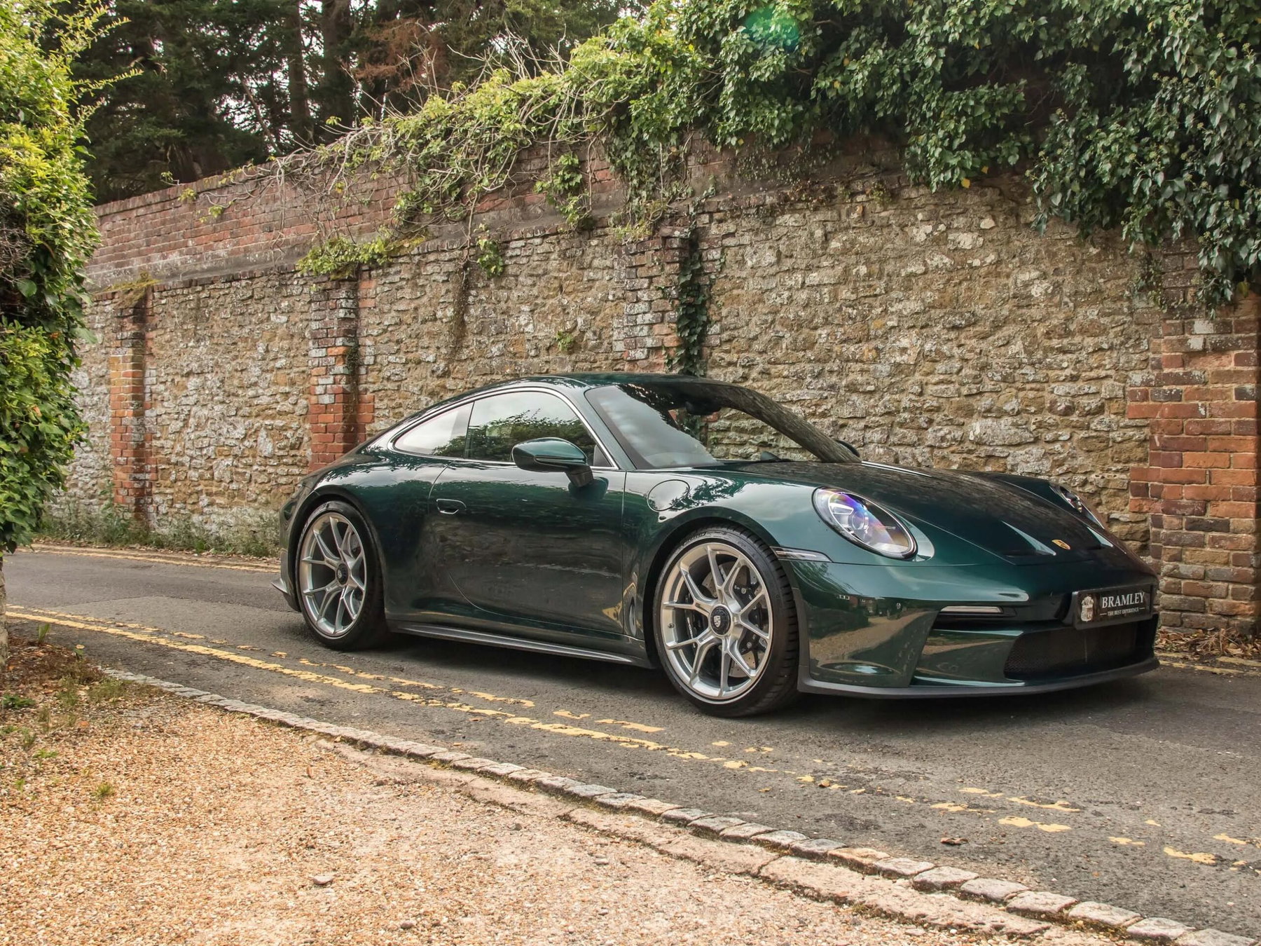 Porsche in Jet Green Metallic Z6H - Color Overview - elferspot.com