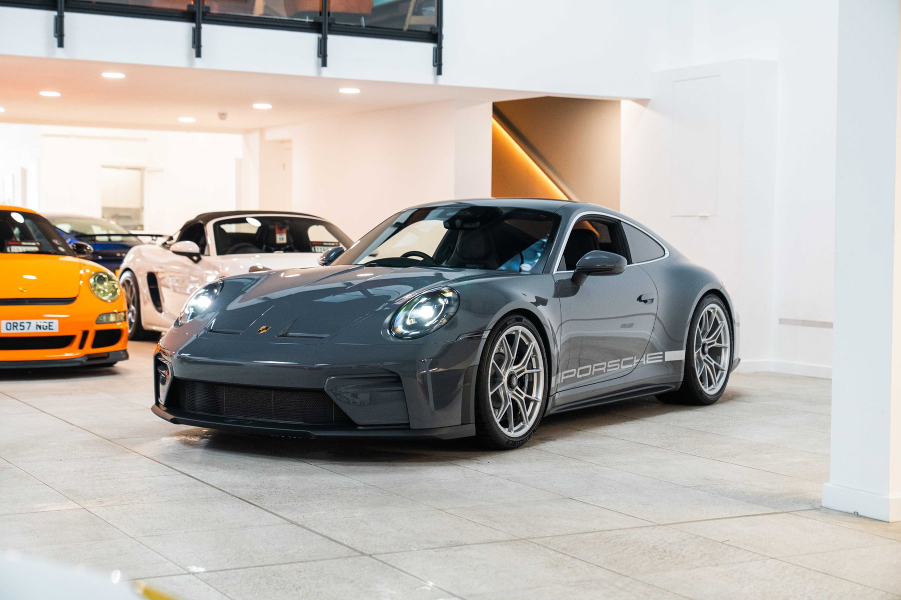 Porsche in Arctic Grey Z93 - Color Overview - elferspot.com