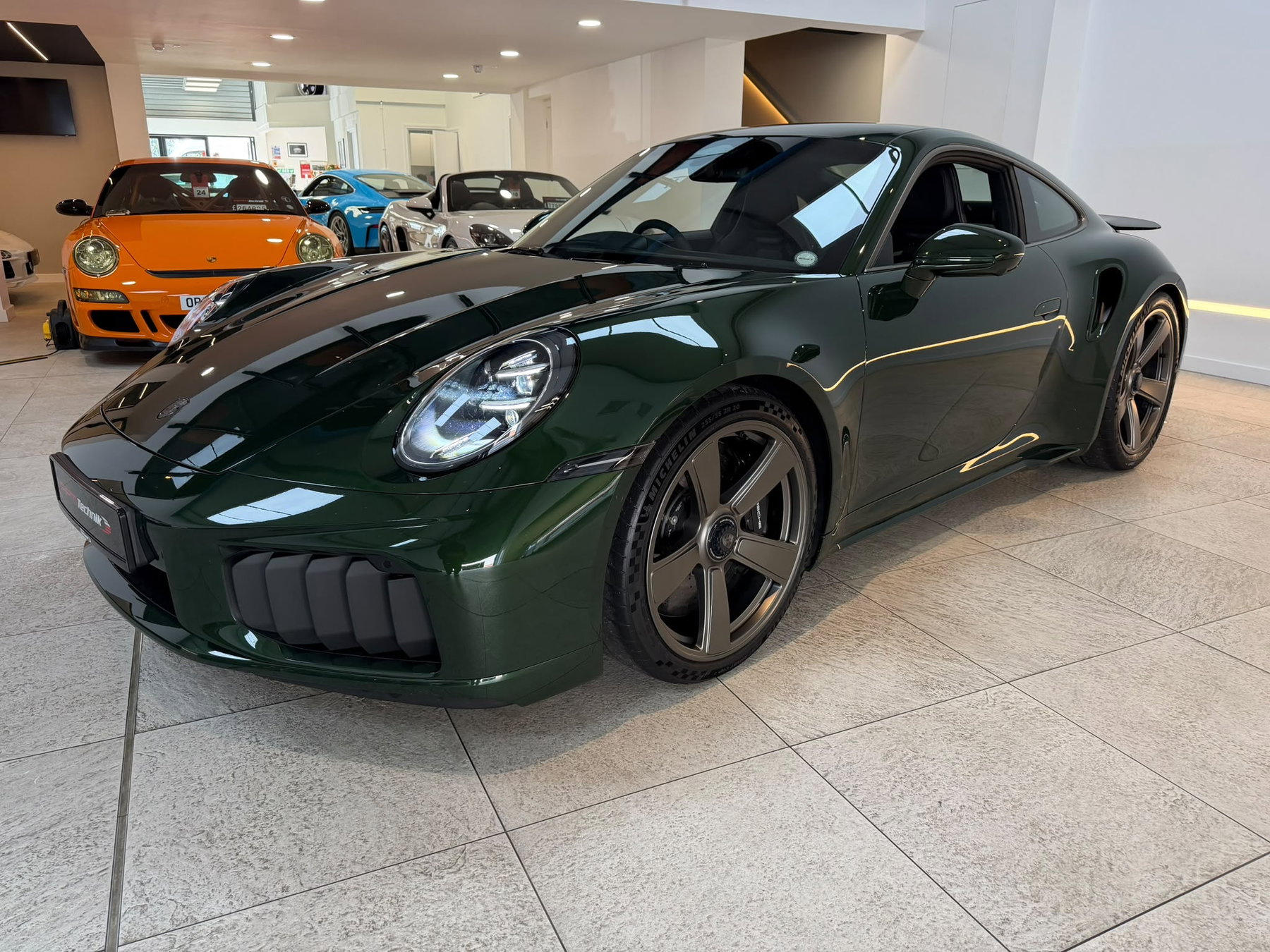 Porsche in Oak Green Metallic 60K - Color Overview - elferspot.com